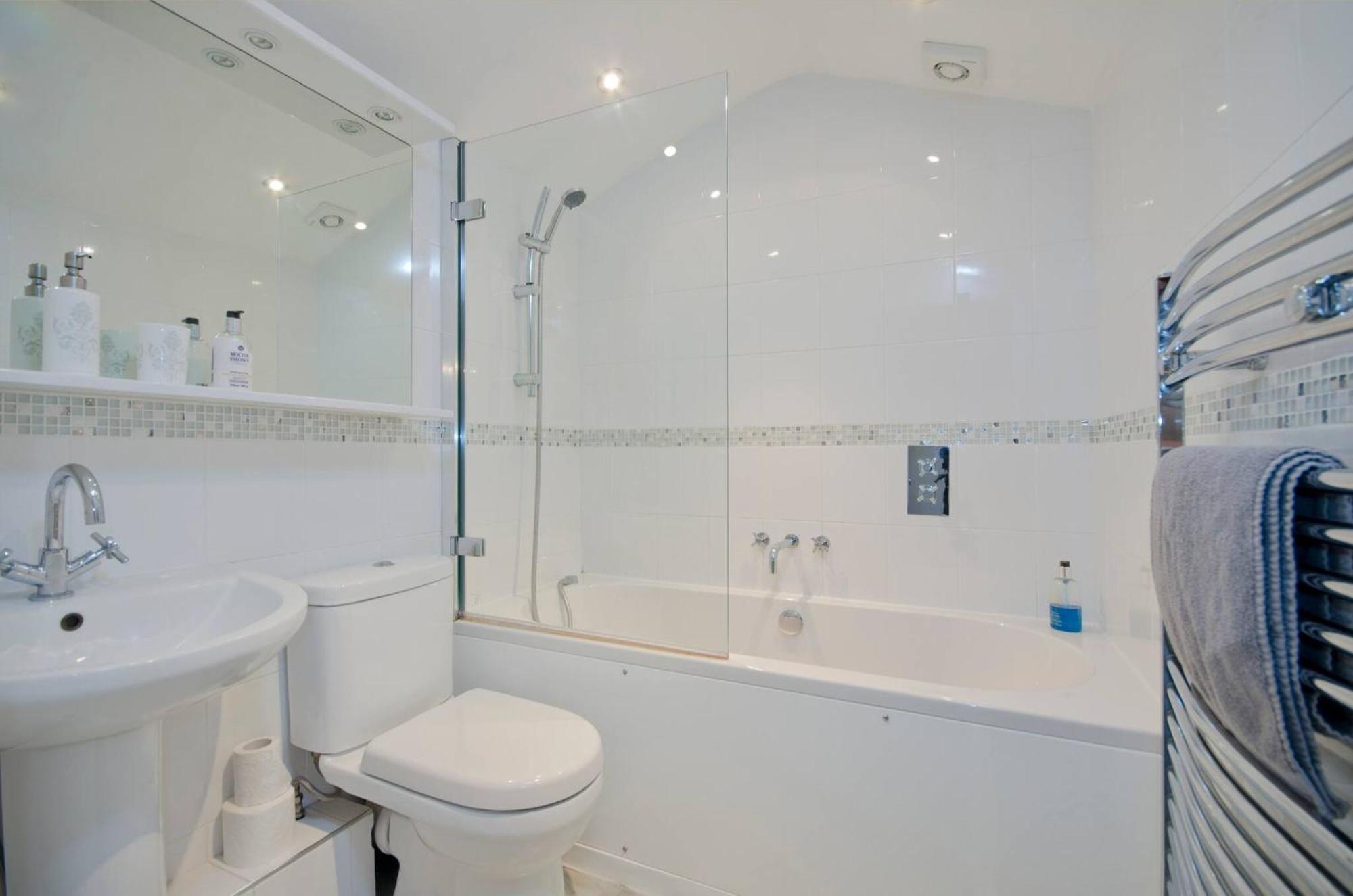Seaview Regency Apartment With Private Parking 布赖顿 外观 照片